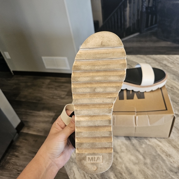 Women's MIA Jene Platform Sandals - Picture 5 of 7